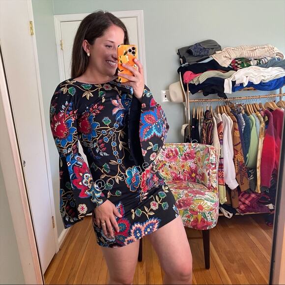 Alice + Olivia Black Paisley Long Flare Sleeve Mini Dress 2 - Picture 16 of 16